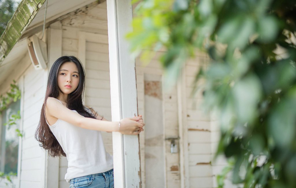 看人挑担不吃力：别人养父母，如何养都是不孝;都做的没自己好。